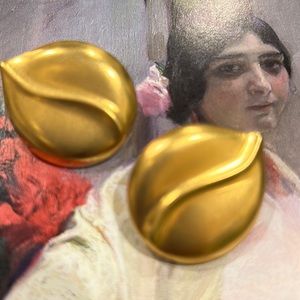 Vintage gold tone earrings